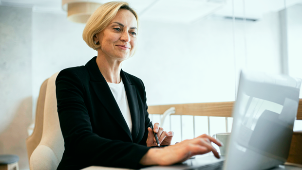 directeur hotel verifie travail