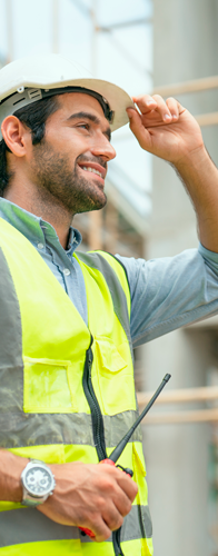 homme-ingenieur-civil tenant walkie talkie marche inspection logement estate