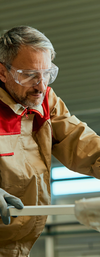 menuisier verifiant mesures fabrication meuble atelier niture