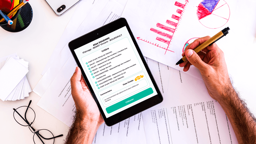 mains montrant tablette