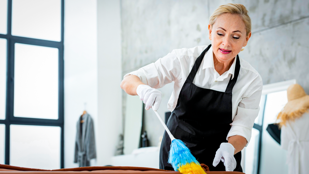 vue contre plongee femme train nettoyer